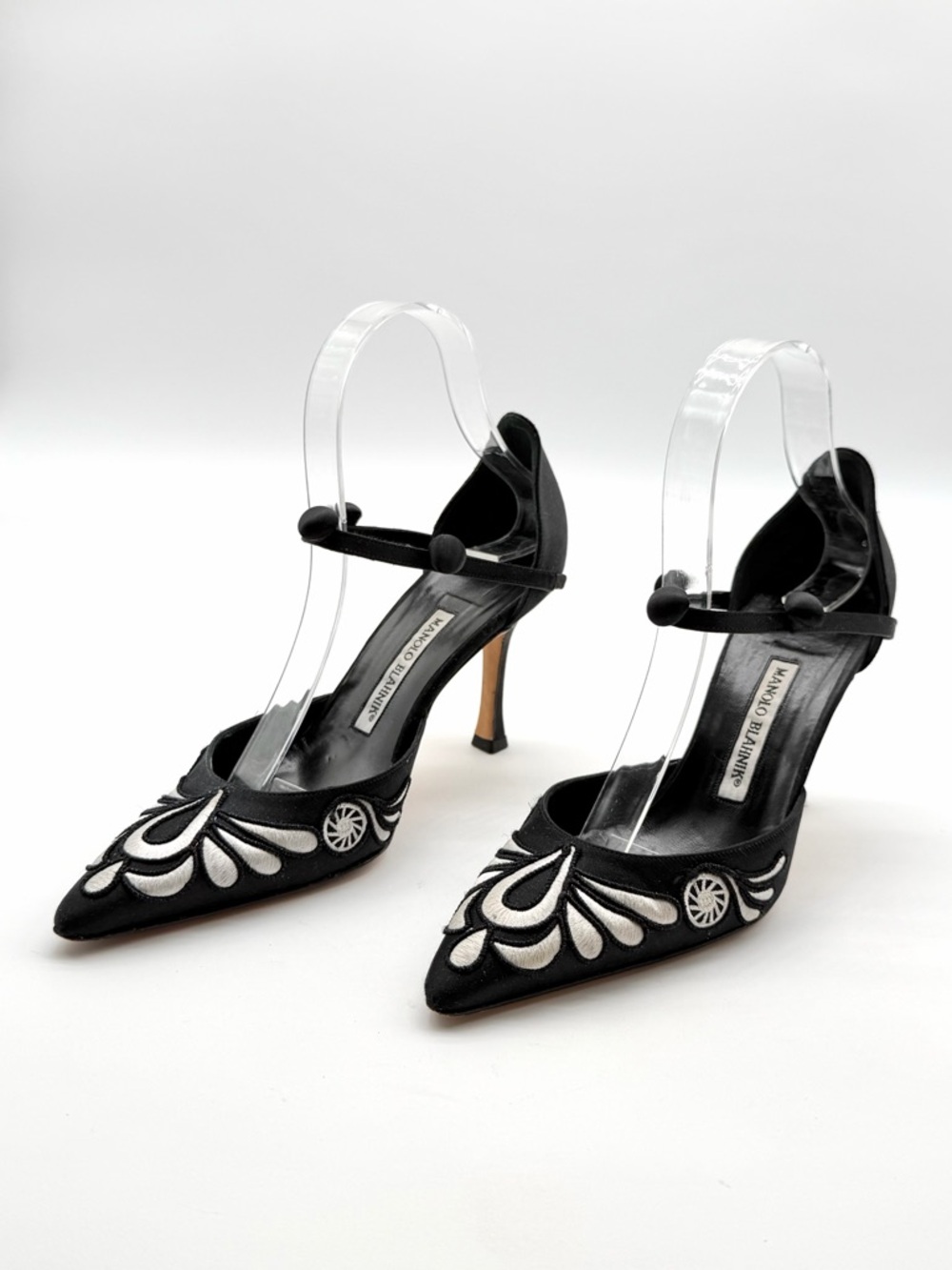 Manolo Blahnik Vintage 2007 Limited Edition  Embroidered Satin Pumps Heels EU 37